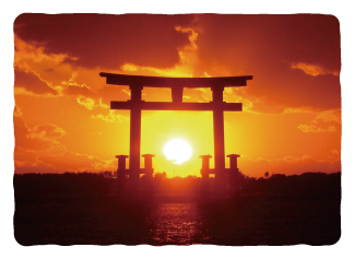 鳥居の向こうに沈む夕日