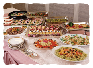 おいしそうな料理の並ぶテーブル